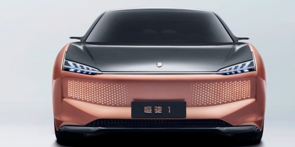 恒大首款純電動車 “恒馳 1”實車、內飾曝光，許家印試乘