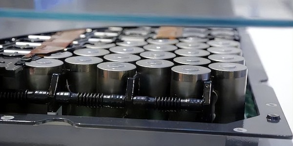 億緯鋰能第33工廠正式投產，首顆圓柱電池下線
